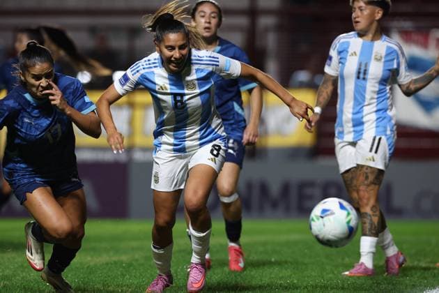 Argentina s midfielder Daiana Falfan C vies for the ball with Paraguay s defender Camila Arrieta L during the CONMEBOL Women s Nations League football match, qualifier for the 2027 World Cup in Brazil, between Argentina and Paraguay, at the Diego Armando Maradona stadium in Buenos Aires, Argentina on October 24, 2025 BUENOS AIRES ARGENTINA Copyright: xALEJANDROxPAGNIx