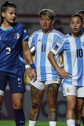 Argentina s forward Yamila Rodriguez C looks on between her teammate midfielder Maricel Pereyra R and Paraguay s defender Dahiana Bogarin during the CONMEBOL Women s Nations League football match, qualifier for the 2027 World Cup in Brazil, between Argentina and Paraguay, at the Diego Armando Maradona stadium in Buenos Aires, Argentina on October 24, 2025 BUENOS AIRES ARGENTINA Copyright: xALEJANDROxPAGNIx