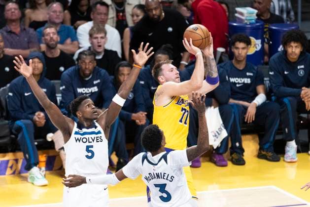 October 24, 2025, Los Angeles, California, USA: Los Angeles LakersÃ¢â‚¬â ¢ Luka DonÄÂiÄ¡ (77) shoots against the Los Angeles Lakers during an NBA, Basketball Herren, USA basketball game, in Los Angeles Friday, Oct. 24, 2025. Los Angeles USA - ZUMAc68_ 20251024_zaf_c68_012 Copyright: xRingoxChiux
