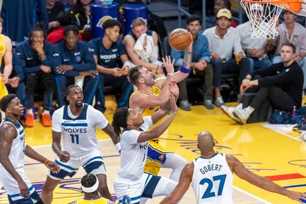 October 24, 2025, Los Angeles, California, USA: Los Angeles LakersÃ¢â‚¬â ¢ Luka DonÄÂiÄ¡ (77) shoots against the Minnesota Timberwolves during an NBA, Basketball Herren, USA basketball game, in Los Angeles Friday, Oct. 24, 2025. Los Angeles USA - ZUMAc68_ 20251024_zaf_c68_014 Copyright: xRingoxChiux
