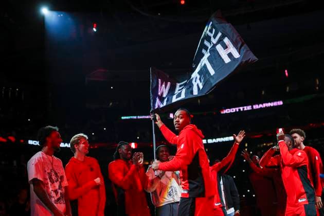 October 24, 2025, Toronto, On, Canada: Toronto Raptors Scottie Barnes (4) carries a flag ahead of NBA, Basketball Herren, USA basketball action against the Milwaukee Bucks in Toronto on Friday, October 24, 2025. Canada News - October 24, 2025  - ZUMAc35_ 20251024_zaf_c35_155 Copyright: xNickxIwanyshynx