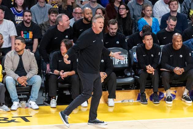 October 24, 2025, Los Angeles, California, USA: Minnesota Timberwolves head coach Chris Finch directs against the Los Angeles Lakers during an NBA, Basketball Herren, USA basketball game, in Los Angeles Friday, Oct. 24, 2025. Los Angeles USA - ZUMAc68_ 20251024_zaf_c68_032 Copyright: xRingoxChiux
