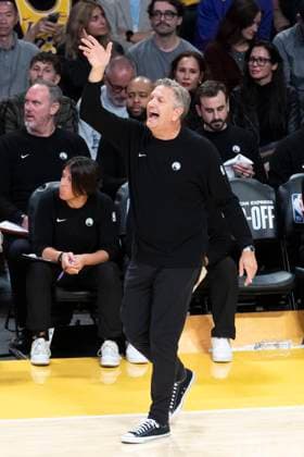 October 24, 2025, Los Angeles, California, USA: Minnesota Timberwolves head coach Chris Finch directs against the Los Angeles Lakers during an NBA, Basketball Herren, USA basketball game, in Los Angeles Friday, Oct. 24, 2025. Los Angeles USA - ZUMAc68_ 20251024_zaf_c68_034 Copyright: xRingoxChiux