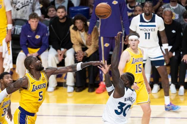 October 24, 2025, Los Angeles, California, USA: Minnesota Timberwolves Julius Randle (30) shoots against Los Angeles LakersÃ¢â‚¬â ¢ Deandre Ayton (5) during an NBA, Basketball Herren, USA basketball game, in Los Angeles Friday, Oct. 24, 2025. Los Angeles USA - ZUMAc68_ 20251024_zaf_c68_045 Copyright: xRingoxChiux