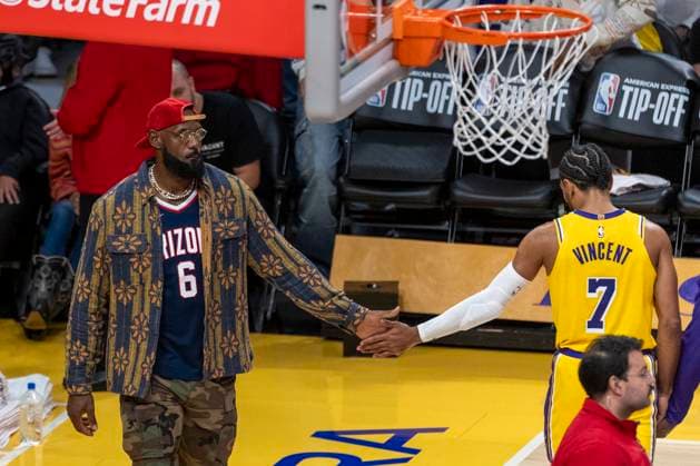 October 24, 2025, Los Angeles, California, USA: Los Angeles LakersÃ¢â‚¬â ¢ LeBron James (23) greets Gabe Vincent (7) in a timeout during an NBA, Basketball Herren, USA basketball game against the Minnesota Timberwolves, in Los Angeles Friday, Oct. 24, 2025. Los Angeles USA - ZUMAc68_ 20251024_zaf_c68_053 Copyright: xRingoxChiux