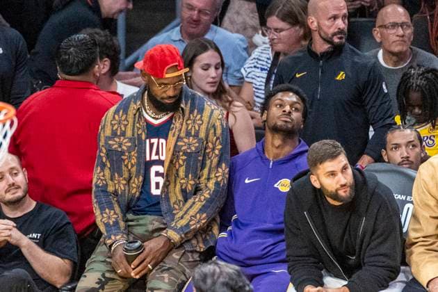 October 24, 2025, Los Angeles, California, USA: Los Angeles LakersÃ¢â‚¬â ¢ LeBron James (23) and Bronny James (9) watch from the bench during an NBA, Basketball Herren, USA basketball game against the Minnesota Timberwolves, in Los Angeles Friday, Oct. 24, 2025. Los Angeles USA - ZUMAc68_ 20251024_zaf_c68_059 Copyright: xRingoxChiux