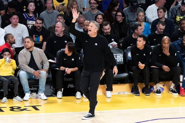 October 24, 2025, Los Angeles, California, USA: Minnesota Timberwolves head coach Chris Finch directs against the Los Angeles Lakers during an NBA, Basketball Herren, USA basketball game, in Los Angeles Friday, Oct. 24, 2025. Los Angeles USA - ZUMAc68_ 20251024_zaf_c68_080 Copyright: xRingoxChiux