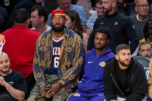 October 24, 2025, Los Angeles, California, USA: Los Angeles LakersÃ¢â‚¬â ¢ LeBron James (23) and Bronny James (9) watch from the bench during an NBA, Basketball Herren, USA basketball game against the Minnesota Timberwolves, in Los Angeles Friday, Oct. 24, 2025. Los Angeles USA - ZUMAc68_ 20251024_zaf_c68_090 Copyright: xRingoxChiux