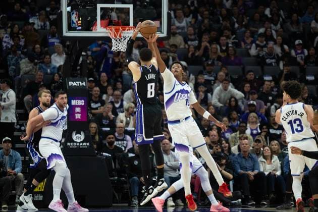 October 24, 2025, Sacramento, Ca, USA: Sacramento Kings guard Zach Lavine (8) shoot over Utah Jazz forward Ace Bailey (19) during the home opening game at Golden 1 Center on Friday, Oct. 24, 2025, in Sacramento. Sacramento USA - ZUMAj89_ 20251024_zaf_j89_017 Copyright: xPaulxKitagakixJr.x