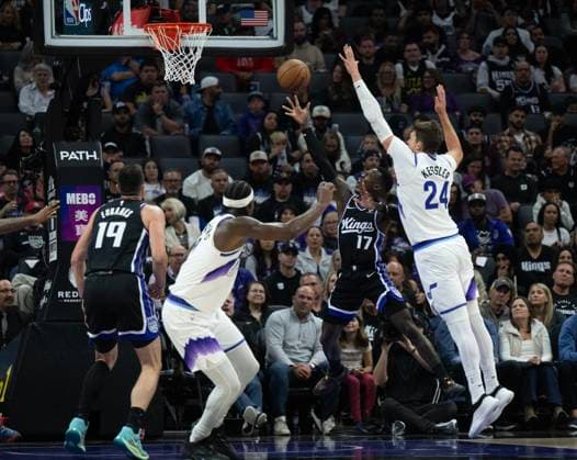 October 24, 2025, Sacramento, Ca, USA: Sacramento Kings guard Dennis SchroÂ¶der (17) shoots a basket defended by Utah Jazz center Walker Kessler (24) and Utah Jazz forward Taylor Hendricks (0) during the home opening game at Golden 1 Center on Friday, Oct. 24, 2025, in Sacramento. Sacramento USA - ZUMAj89_ 20251024_zaf_j89_019 Copyright: xPaulxKitagakixJr.x
