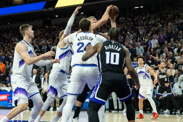 October 24, 2025, Sacramento, Ca, USA: Sacramento Kings forward center Domantas Sabonis (11) score a basket against Utah Jazz center Walker Kessler (24) and ties the game 104-104 during the home opening game at Golden 1 Center on Friday, Oct. 24, 2025, in Sacramento. Sacramento USA - ZUMAj89_ 20251024_zaf_j89_020 Copyright: xPaulxKitagakixJr.x