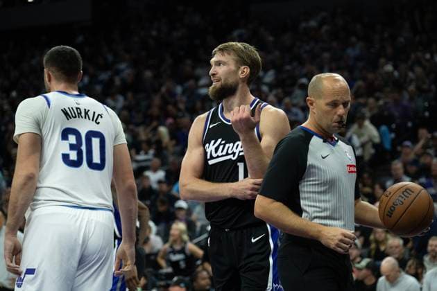 October 24, 2025, Sacramento, Ca, USA: Sacramento Kings forward center Domantas Sabonis (11) rubs his elbow during the home opening game at Golden 1 Center on Friday, Oct. 24, 2025, in Sacramento. Sacramento USA - ZUMAj89_ 20251024_zaf_j89_032 Copyright: xPaulxKitagakixJr.x