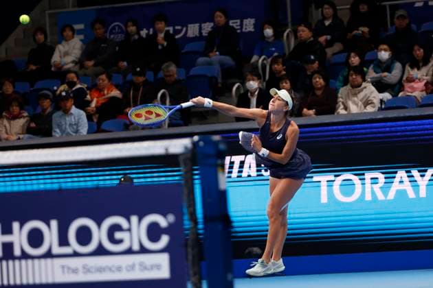 October 25, 2025, Tokyo, Japan: Belinda BENCIC (SUI) serves against Sofia KENIN (USA) during their semi-final match at the Toray Pan Pacific Open Tennis at Ariake Colosseum in Tokyo. The tournament runs from October 20 to 26. Tokyo Japan - ZUMAm191 20251025_aap_m191_003 Copyright: xRodrigoxReyesxMarinx