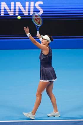 October 25, 2025, Tokyo, Japan: Belinda BENCIC (SUI) serves against Sofia KENIN (USA) during their semi-final match at the Toray Pan Pacific Open Tennis at Ariake Colosseum in Tokyo. The tournament runs from October 20 to 26. Tokyo Japan - ZUMAm191 20251025_aap_m191_004 Copyright: xRodrigoxReyesxMarinx