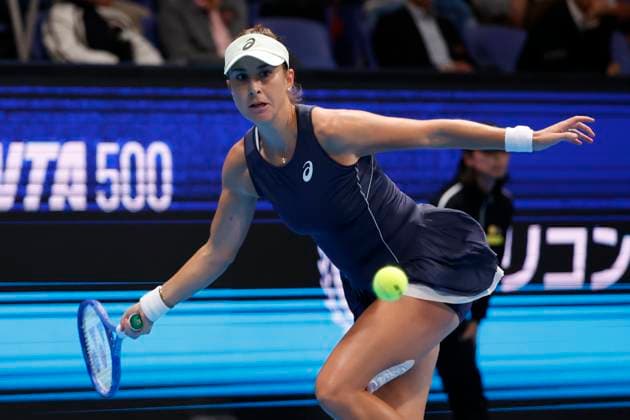 October 25, 2025, Tokyo, Japan: Belinda BENCIC (SUI) returns a shot against Sofia KENIN (USA) during their semi-final match at the Toray Pan Pacific Open Tennis at Ariake Colosseum in Tokyo. The tournament runs from October 20 to 26. Tokyo Japan - ZUMAm191 20251025_aap_m191_006 Copyright: xRodrigoxReyesxMarinx