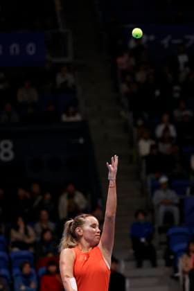 October 25, 2025, Tokyo, Japan: Sofia KENIN (USA) serves against Belinda BENCIC (SUI) during their semi-final match at the Toray Pan Pacific Open Tennis at Ariake Colosseum in Tokyo. The tournament runs from October 20 to 26. Tokyo Japan - ZUMAm191 20251025_aap_m191_007 Copyright: xRodrigoxReyesxMarinx