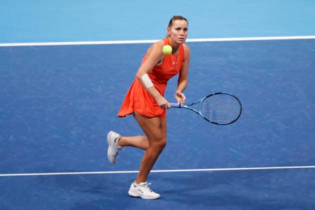October 25, 2025, Tokyo, Japan: Sofia KENIN (USA) returns a shot against Belinda BENCIC (SUI) during their semi-final match at the Toray Pan Pacific Open Tennis at Ariake Colosseum in Tokyo. The tournament runs from October 20 to 26. Tokyo Japan - ZUMAm191 20251025_aap_m191_012 Copyright: xRodrigoxReyesxMarinx