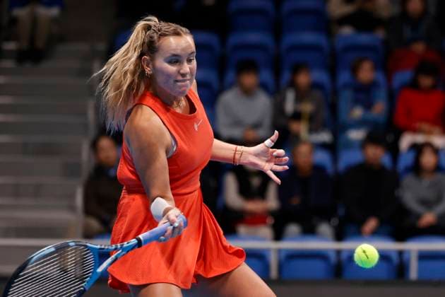 October 25, 2025, Tokyo, Japan: Sofia KENIN (USA) returns a shot against Belinda BENCIC (SUI) during their semi-final match at the Toray Pan Pacific Open Tennis at Ariake Colosseum in Tokyo. The tournament runs from October 20 to 26. Tokyo Japan - ZUMAm191 20251025_aap_m191_017 Copyright: xRodrigoxReyesxMarinx
