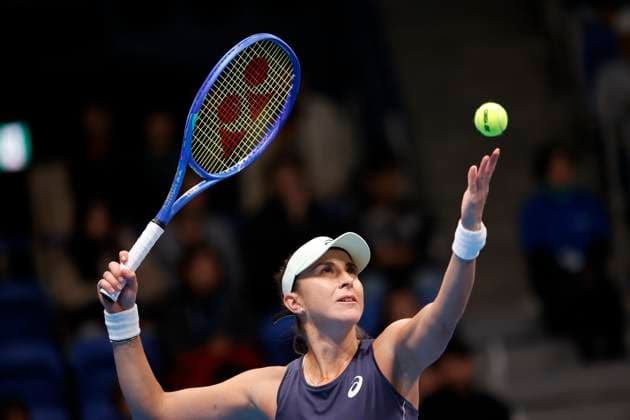 October 25, 2025, Tokyo, Japan: Belinda BENCIC (SUI) serves against Sofia KENIN (USA) during their semi-final match at the Toray Pan Pacific Open Tennis at Ariake Colosseum in Tokyo. The tournament runs from October 20 to 26. Tokyo Japan - ZUMAm191 20251025_aap_m191_019 Copyright: xRodrigoxReyesxMarinx