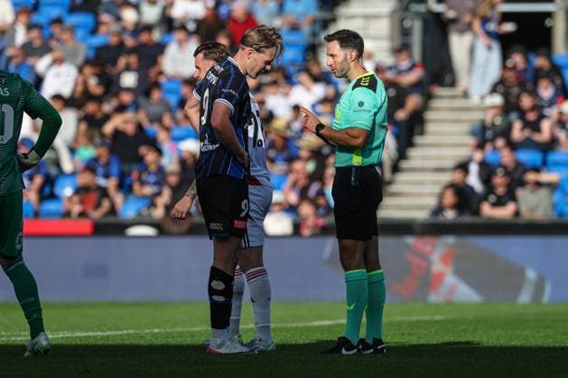 ALEAGUE AUCKLAND WANDERERS, Referee Tim Danaskos speaks to Auckland FC s Sam Cosgrove during the A-League Men Round 2 match between Auckland FC and the Western Sydney Wanderers at Go Media Stadium in Auckland, Saturday, October 25, 2025. ( NO ARCHIVING, EDITORIAL USE ONLY, IMAGES TO BE USED FOR NEWS REPORTING PURPOSES ONLY, NO COMMERCIAL USE WHATSOEVER, NO USE IN BOOKS WITHOUT PRIOR WRITTEN CONSENT FROM AAP AUCKLAND NEW ZEALAND  Copyright: xShanexWenzlickx 20251025128712014002