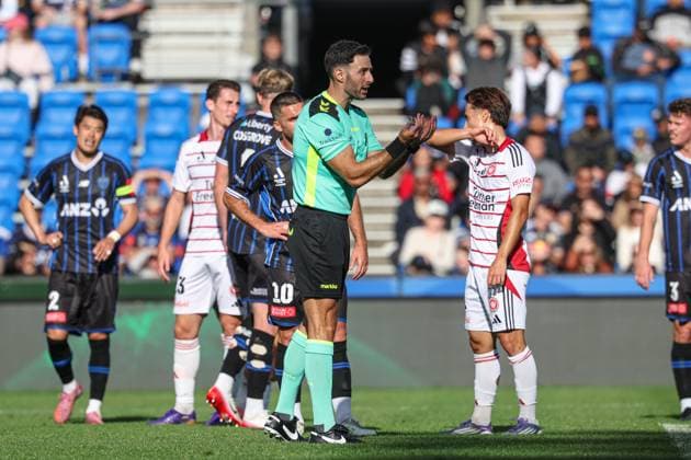 ALEAGUE AUCKLAND WANDERERS, Referee Tim Danaskos during the A-League Men Round 2 match between Auckland FC and the Western Sydney Wanderers at Go Media Stadium in Auckland, Saturday, October 25, 2025. ( NO ARCHIVING, EDITORIAL USE ONLY, IMAGES TO BE USED FOR NEWS REPORTING PURPOSES ONLY, NO COMMERCIAL USE WHATSOEVER, NO USE IN BOOKS WITHOUT PRIOR WRITTEN CONSENT FROM AAP AUCKLAND NEW ZEALAND  Copyright: xShanexWenzlickx 20251025164663066273