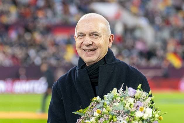 24.10.2025, Fussball: Laenderspiel, WomenÂ s Nations League, Halbfinale, Runde 1 von 2, Saison 2025 2026, Deutschland - Frankreich in der Merkur Spiel-Arena in Duesseldorf. Bernd Neuendorf (Deutscher Fussball Bund, Praesident) bei der Verabschiedung von Sarah Doorsoun. Wichtiger Hinweis: Gemaess den Vorgaben der FIFA bzw. der UEFA ist es untersagt, in dem Stadion und oder vom Spiel angefertigte Fotoaufnahmen in Form von Sequenzbildern und oder videoaehnlichen Fotostrecken zu verwerten bzw. verwerten zu lassen. Foto: Kirchner-Media Thomas Haesler *** 24 10 2025, Football match, Womens Nations League, semi-final, round 1 of 2, season 2025 2026, Germany France in the Merkur Spiel Arena in Duesseldorf Bernd Neuendorf German Football Association, President at the farewell ceremony for Sarah Doorsoun Important note In accordance with FIFA and UEFA regulations, it is prohibited to exploit or have exploited photographs taken in the stadium and or of the match in the form of sequential images and or video-like photo series Photo Kirchner Media Thomas Haesler Copyright: xKirchner-Media ThomasxHaeslerx