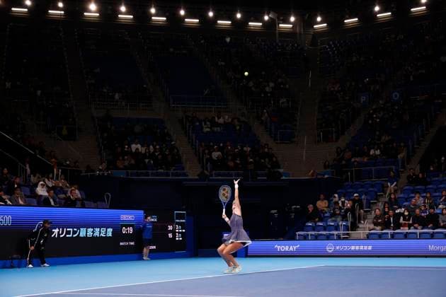 October 25, 2025, Tokyo, Japan: Belinda BENCIC (SUI) serves against Sofia KENIN (USA) during their semi-final match at the Toray Pan Pacific Open Tennis at Ariake Colosseum in Tokyo. The tournament runs from October 20 to 26. Tokyo Japan - ZUMAm191 20251025_aap_m191_023 Copyright: xRodrigoxReyesxMarinx
