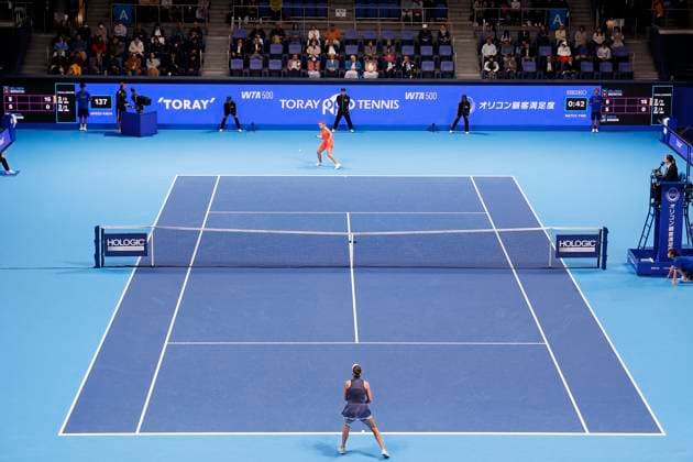 October 25, 2025, Tokyo, Japan: (Up) Sofia KENIN (USA) returns a shot against Belinda BENCIC (SUI) during their semi-final match at the Toray Pan Pacific Open Tennis at Ariake Colosseum in Tokyo. The tournament runs from October 20 to 26. Tokyo Japan - ZUMAm191 20251025_aap_m191_025 Copyright: xRodrigoxReyesxMarinx