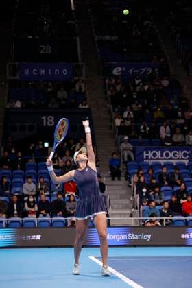 October 25, 2025, Tokyo, Japan: Belinda BENCIC (SUI) serves against Sofia KENIN (USA) during their semi-final match at the Toray Pan Pacific Open Tennis at Ariake Colosseum in Tokyo. The tournament runs from October 20 to 26. Tokyo Japan - ZUMAm191 20251025_aap_m191_026 Copyright: xRodrigoxReyesxMarinx
