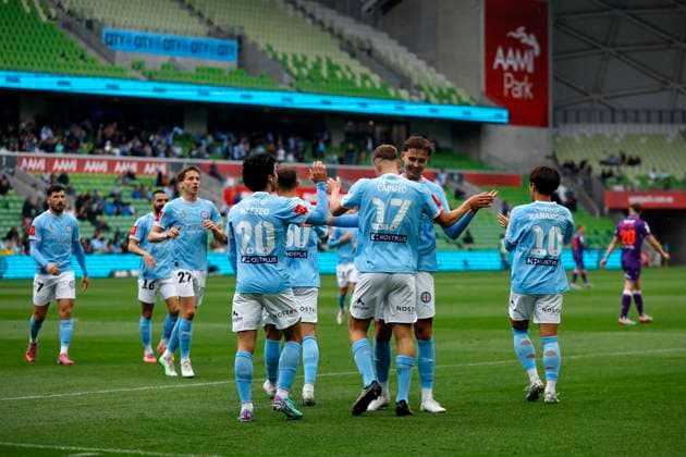 ALEAGUE CITY GLORY, City players celebrate a goal scored by Max Caputo of Melbourne City during the A-League MenÕs Round 2 match between Melbourne City and the Perth Glory at AAMI Park in Melbourne, Saturday, October 25, 2025. ( NO ARCHIVING, EDITORIAL USE ONLY MELBOURNE VICTORIA AUSTRALIA  Copyright: xCONxCHRONISx 20251025110566335495