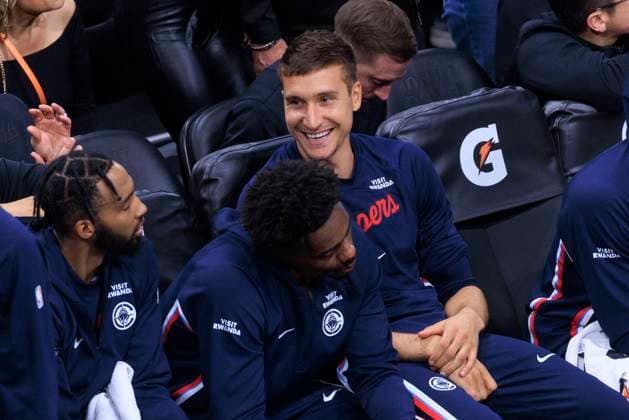 October 24, 2025, Inglewood, California, USA: Bogdan Bogdanovic 10 of the Los Angeles Clippers on the bench during their regular season NBA, Basketball Herren, USA game against the Phoenix Suns on Friday October 24, 2025 at Intuit Dome in Inglewood, California. Clippers defeat Suns, 129-102. ARIANA RUIZ PI Inglewood USA - ZUMAp124 20251024_zaa_p124_001 Copyright: xArianaxRuizx