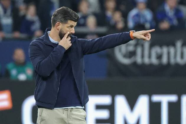 2 Bundesliga FC Schalke 04 SV Darmstadt 98 on 24 10 2025 in the Veltins Arena at Schalke Coach Miron Muslic Schalke gives loud instructions MH