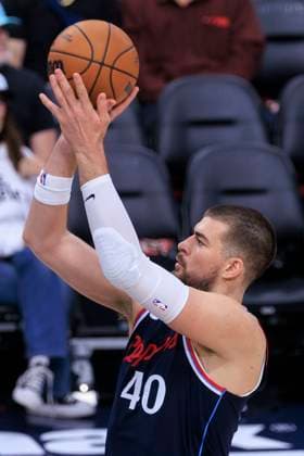 October 24, 2025, Inglewood, California, USA: Ivica Zubac 40 of the Los Angeles Clippers makes a two point shot during their regular season NBA, Basketball Herren, USA game against the Phoenix Suns on Friday October 24, 2025 at Intuit Dome in Inglewood, California. Clippers defeat Suns, 129-102. ARIANA RUIZ PI Inglewood USA - ZUMAp124 20251024_zaa_p124_007 Copyright: xArianaxRuizx