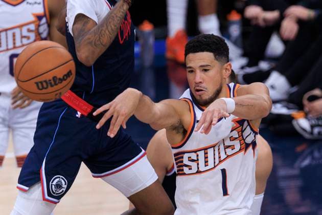 October 24, 2025, Inglewood, California, USA: Devin Booker 1 of the Phoenix Suns passes the ball during their regular season NBA, Basketball Herren, USA game against the Los Angeles Clippers on Friday October 24, 2025 at Intuit Dome in Inglewood, California. Clippers defeat Suns, 129-102. ARIANA RUIZ PI Inglewood USA - ZUMAp124 20251024_zaa_p124_008 Copyright: xArianaxRuizx