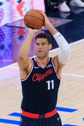 October 24, 2025, Inglewood, California, USA: Brook Lopez 11 of the Los Angeles Clippers makes a three point shot during their regular season NBA, Basketball Herren, USA game against the Phoenix Suns on Friday October 24, 2025 at Intuit Dome in Inglewood, California. Clippers defeat Suns, 129-102. ARIANA RUIZ PI Inglewood USA - ZUMAp124 20251024_zaa_p124_009 Copyright: xArianaxRuizx