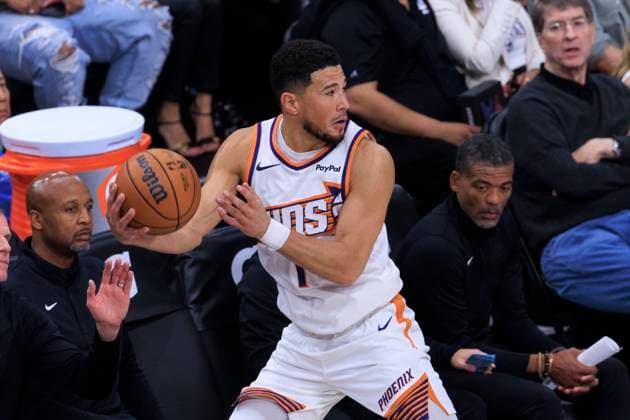 October 24, 2025, Inglewood, California, USA: Devin Booker 1 of the Phoenix Suns passes the ball during their regular season NBA, Basketball Herren, USA game against the Los Angeles Clippers on Friday October 24, 2025 at Intuit Dome in Inglewood, California. Clippers defeat Suns, 129-102. ARIANA RUIZ PI Inglewood USA - ZUMAp124 20251024_zaa_p124_012 Copyright: xArianaxRuizx