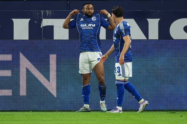 2 Bundesliga FC Schalke 04 SV Darmstadt 98 on 24 10 2025 at the Veltins Arena in Schalke Cheers, goal celebration, goal scorer, goal scorer Moussa Sylla Schalke 9 cheers after his goal to make it 1 - 0 with Soufiane El Faouzi Schalke 23 MH