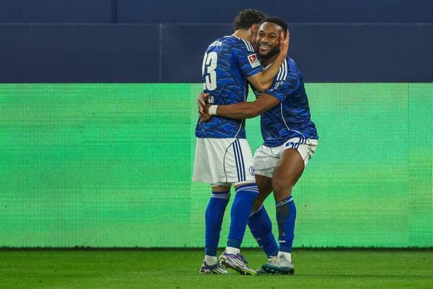 2 Bundesliga FC Schalke 04 SV Darmstadt 98 on 24 10 2025 at the Veltins Arena in Schalke Cheers, goal celebration, goal scorer, goal scorer Moussa Sylla Schalke 9 cheers after his goal to make it 1 - 0 with Soufiane El Faouzi Schalke 23 MH