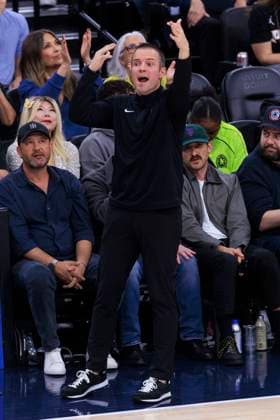 October 24, 2025, Inglewood, California, USA: Head coach, Jordan Ott of the Phoenix Sun during their regular season NBA, Basketball Herren, USA game against the Los Angeles Clippers on Friday October 24, 2025 at Intuit Dome in Inglewood, California. Clippers defeat Suns, 129-102. ARIANA RUIZ PI Inglewood USA - ZUMAp124 20251024_zaa_p124_015 Copyright: xArianaxRuizx