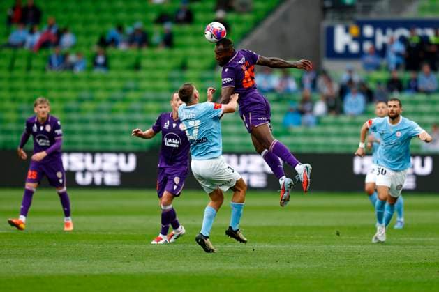 ALEAGUE CITY GLORY, Brian Kaltak of Perth Glory of Sanfrecce Hiroshima over Max Caputo of Melbourne City during the A-League MenÕs Round 2 match between Melbourne City and the Perth Glory at AAMI Park in Melbourne, Saturday, October 25, 2025. ( NO ARCHIVING, EDITORIAL USE ONLY MELBOURNE VICTORIA AUSTRALIA  Copyright: xCONxCHRONISx 20251025148097478387