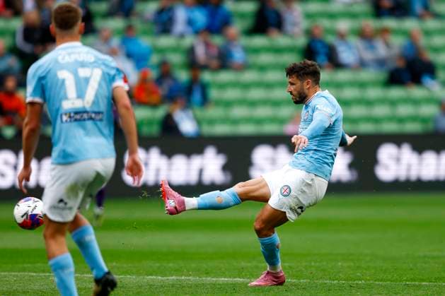 ALEAGUE CITY GLORY, Mathew Leckie of Melbourne City kicks the ball during the A-League MenÕs Round 2 match between Melbourne City and the Perth Glory at AAMI Park in Melbourne, Saturday, October 25, 2025. ( NO ARCHIVING, EDITORIAL USE ONLY MELBOURNE VICTORIA AUSTRALIA  Copyright: xCONxCHRONISx 20251025157471833211