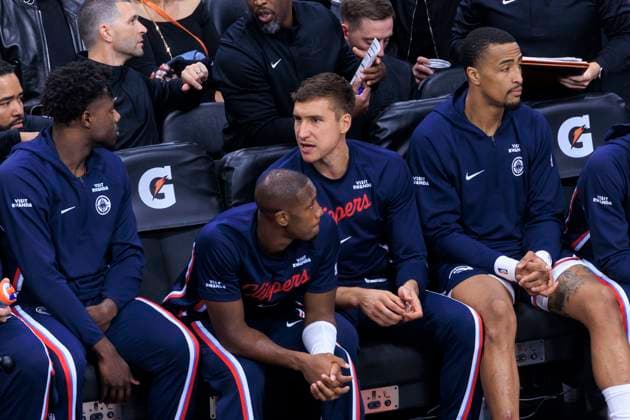 October 24, 2025, Inglewood, California, USA: (L-R) Kobe Brown 24, Kris Dunn 8, Bogdan Bogdanovic 10 and John Collins 20 of the Los Angeles Clippers on the bench during their regular season NBA, Basketball Herren, USA game against the Phoenix Suns on Friday October 24, 2025 at Intuit Dome in Inglewood, California. Clippers defeat Suns, 129-102. ARIANA RUIZ PI Inglewood USA - ZUMAp124 20251024_zaa_p124_016 Copyright: xArianaxRuizx