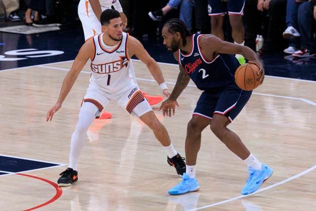 October 24, 2025, Inglewood, California, USA: Kawhi Leonard 2 of the Los Angeles Clippers takes possession of the ball as Devin Booker 1 of the Phoenix Suns defends during their regular season NBA, Basketball Herren, USA game on Friday October 24, 2025 at Intuit Dome in Inglewood, California. Clippers defeat Suns, 129-102. ARIANA RUIZ PI Inglewood USA - ZUMAp124 20251024_zaa_p124_020 Copyright: xArianaxRuizx
