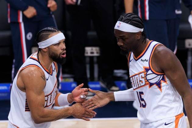 October 24, 2025, Inglewood, California, USA: Dillon Brooks 3 and Mark Williams 15 of the Phoenix Suns congratulate each other on getting a foul call in their favor during their regular season NBA, Basketball Herren, USA game against the Los Angeles Clippers on Friday October 24, 2025 at Intuit Dome in Inglewood, California. Clippers defeat Suns, 129-102. ARIANA RUIZ PI Inglewood USA - ZUMAp124 20251024_zaa_p124_022 Copyright: xArianaxRuizx