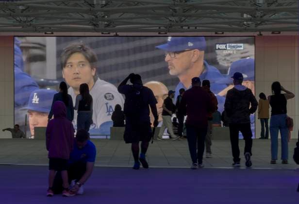 October 24, 2025, Inglewood, California, USA: Fans at the Intuit Dome in Inglewood, California watched Game 1 of the World Series from Toronto before the Los Angeles Clippers 2025 NBA, Basketball Herren, USA regular season opener against the Phoenix Suns on Friday, October 24, 2025. JAVIER ROJAS PI Inglewood USA - ZUMAp124 20251024_zaa_p124_023 Copyright: xJavierxRojasx