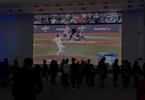 October 24, 2025, Inglewood, California, USA: Fans at the Intuit Dome in Inglewood, California watched Game 1 of the World Series from Toronto before the Los Angeles Clippers 2025 NBA, Basketball Herren, USA regular season opener against the Phoenix Suns on Friday, October 24, 2025. JAVIER ROJAS PI Inglewood USA - ZUMAp124 20251024_zaa_p124_028 Copyright: xJavierxRojasx
