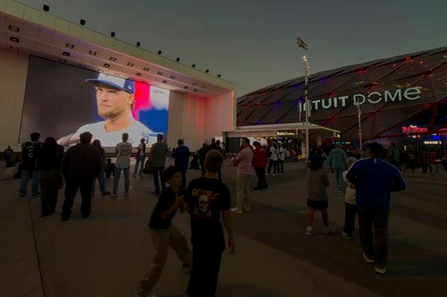 October 24, 2025, Inglewood, California, USA: Fans at the Intuit Dome in Inglewood, California watched Game 1 of the World Series from Toronto before the Los Angeles Clippers 2025 NBA, Basketball Herren, USA regular season opener against the Phoenix Suns on Friday, October 24, 2025. JAVIER ROJAS PI Inglewood USA - ZUMAp124 20251024_zaa_p124_030 Copyright: xJavierxRojasx