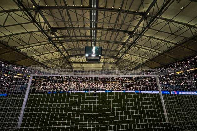 Gelsenkirchen, Veltins Arena, 24 10 25, GER, Herren, 2 Bundesliga, Saison 2025 2026, FC Schalke 04 SV Darmstadt 98, Fans of Schalke 04 toend lights before the match in the Veltins Arena DFB DFL REGULATIONS PROHIBIT ANY USE OF PHOTOGRAPHS AS IMAGE SEQUENCES AND OR QUASI VIDEO Copyright: JoachimxBywaletz xJB-Sportfoto