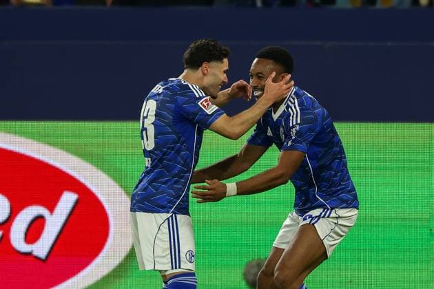 Gelsenkirchen, Veltins Arena, 24 10 25, GER, Men, 2 Bundesliga, Season 2025 2026, FC Schalke 04 SV Darmstadt 98, Soufiane El Faouzi FC Schalke 04 cheers with the goal scorer to 1 0 Moussa Sylla FC Schalke 04 DFB DFL REGULATIONS PROHIBIT ANY USE OF PHOTOGRAPHS AS IMAGE SEQUENCES AND OR QUASI VIDEO Copyright: JoachimxBywaletz xJB-Sportfoto