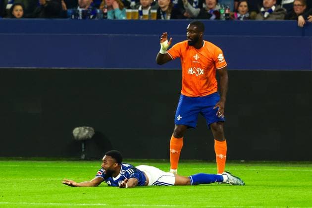 Gelsenkirchen, Veltins Arena, 24 10 25, GER, Men, 2 Bundesliga, Season 2025 2026, FC Schalke 04 SV Darmstadt 98, Moussa Sylla FC Schalke 04 and Patric Pfeiffer SV Darmstadt 98 gesticulate, DFB DFL REGULATES PROHIBIT ANY USE OF PHOTOGRAPHS AS IMAGE SEQUENCES AND OR QUASI VIDEO Copyright: JoachimxBywaletz xJB-Sportfoto